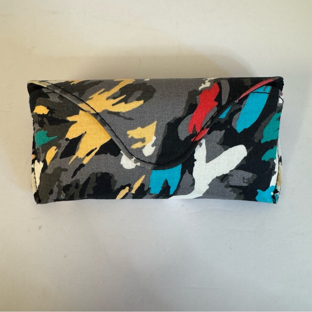 Vera Bradley Glasses Clamshell hard case magnetic closure Black Splash Floral